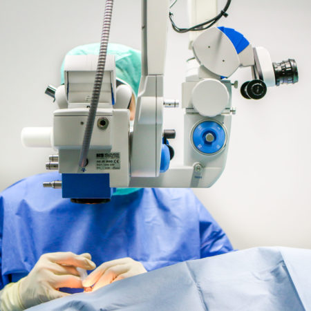 Augenarzt Dr. Friederike Dörner im Augenoperation